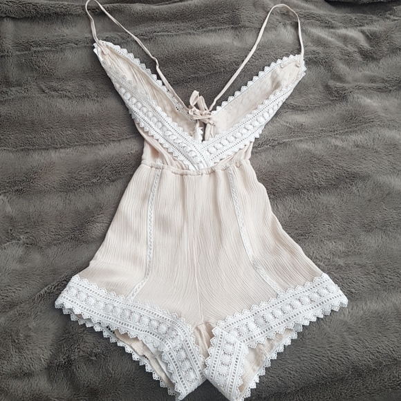 V line romper - Picture 1 of 3